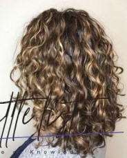 Loose-Curls-For-Medium-Hair-trends-1
