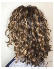 Loose-Curls-For-Medium-Hair-trends-3