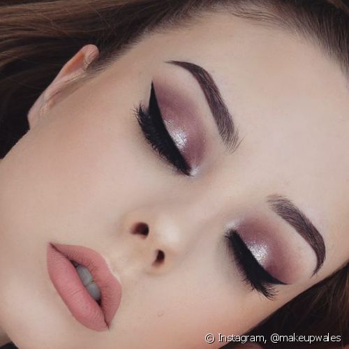 For those looking for a wonderful makeup for the prom, it is always important to be on top of all makeup trends.  It is normal for the make-up to be more elaborate and more beautiful during graduation.  But there are several types of makeup that can match your style, because they all want to look beautiful at the prom and in graduation photos.  A party makeup that matches the style of the prom dress is good.  Makeup can be dark or light, it all depends on the time of the bonding.  Using matte lipstick is a great tip for anyone who wants to spend the party eating and drinking without worrying about whether the lipstick is going to come off.  We have separated some make up tips to inspire you.