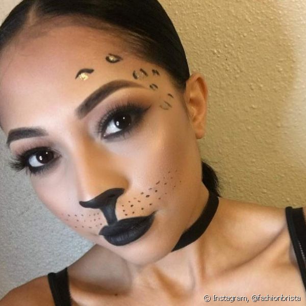 The kitten make up is perfect for a sexy look and easy to pair with the party look (Photo: Instagram @fashionbrista)