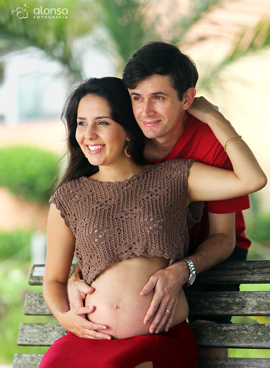 Pregnant couple rehearsal in the park