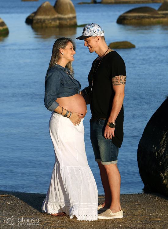 pregnant-with-white-skirt-shirt-jeans