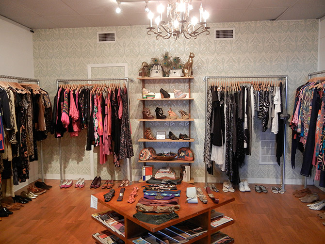 women's-fashion-store-decoration-with-chandelier