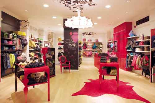 clothing-store-decoration-with-chandeliers