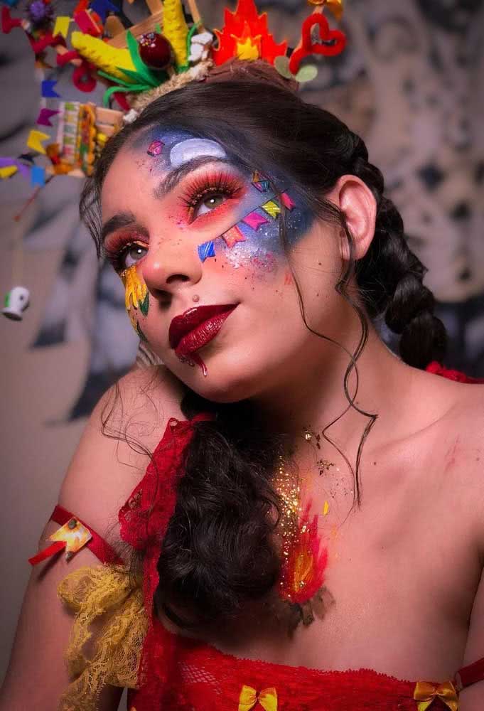 And for those who dream of the night of São João, a makeup that bets on the face painting of the main elements of this party