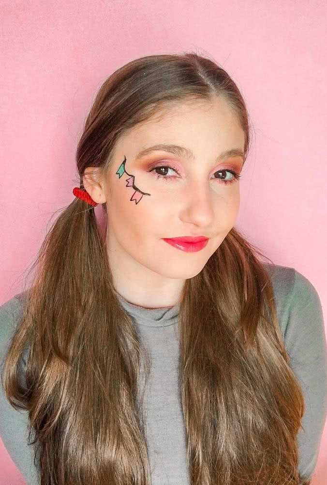 The pennants are also present in this makeup for a simple June party