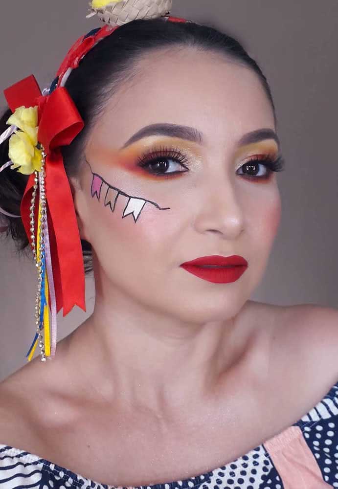 Pearly eyeshadow and matte lipstick make a super elegant combination for this June party makeup