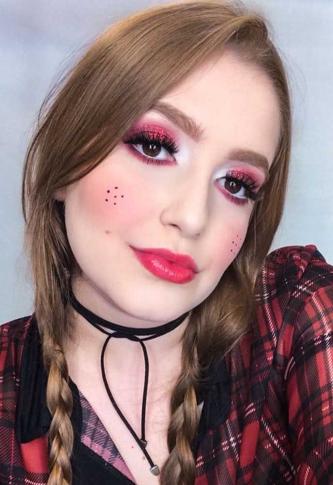 For a romantic look, a redneck make up