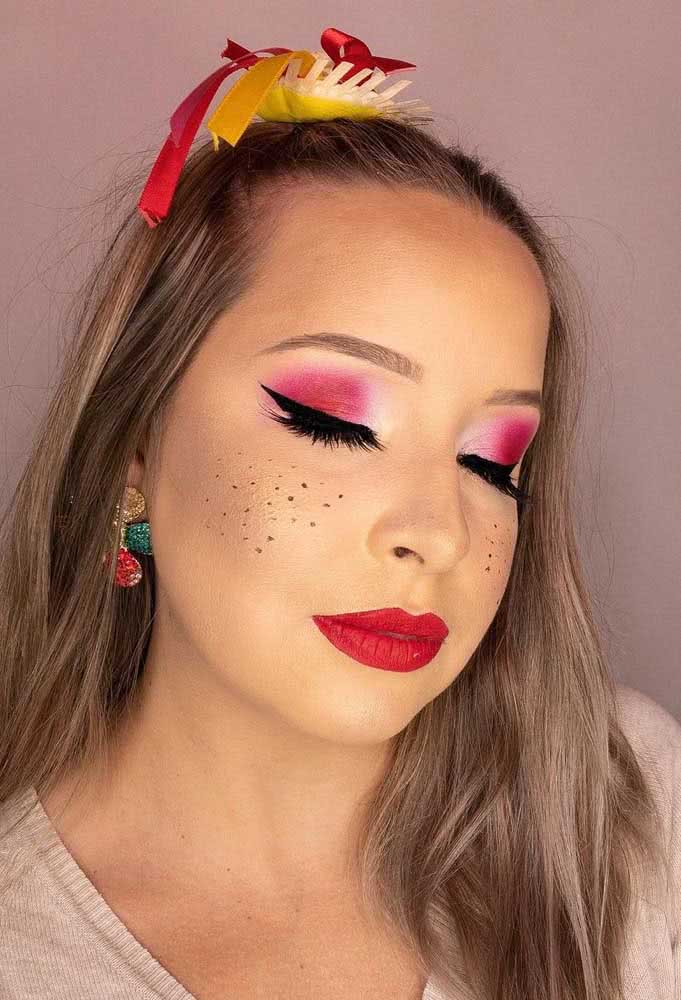 Black, white and red are highlighted in this amazing eyeshadow for June party makeup