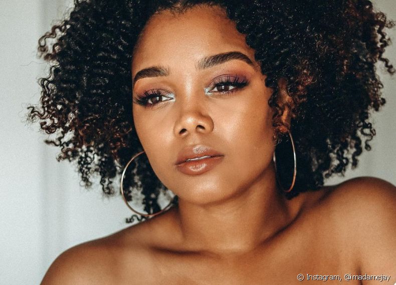 A good trick for harmonizing short curly hair with a round face is layering.
