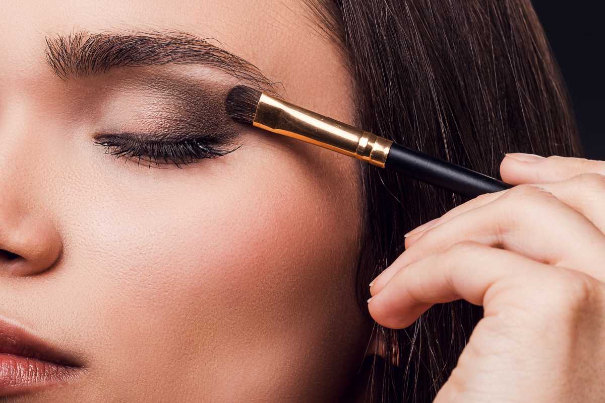 Photo Makeup Tips: Do eye makeup before skin