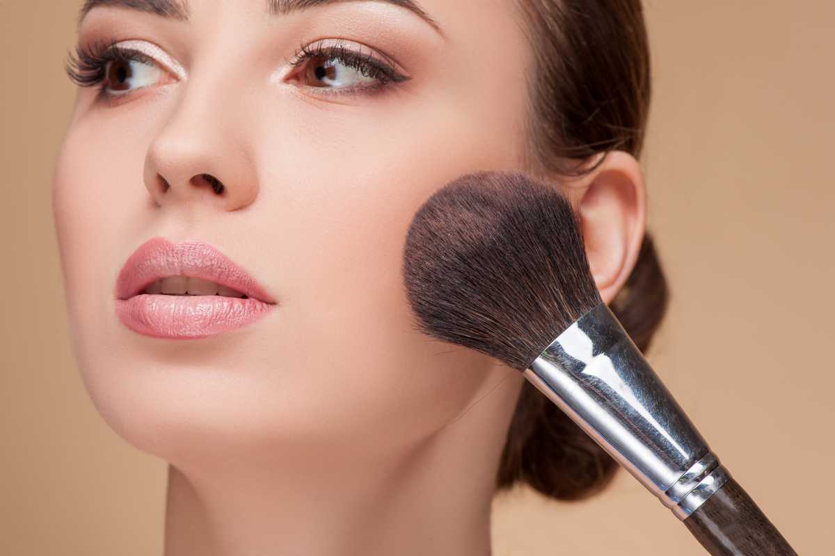 In photo makeup, use blush on your cheekbones