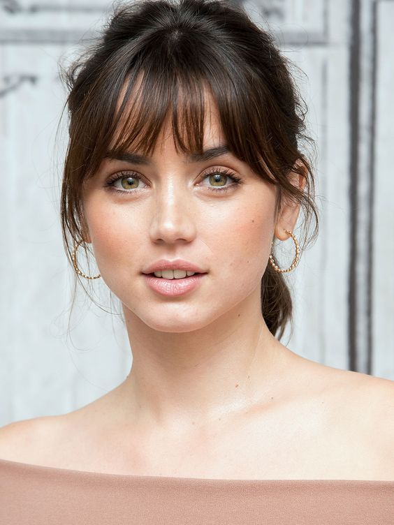 Haircut for round face, straight pebbled bangs