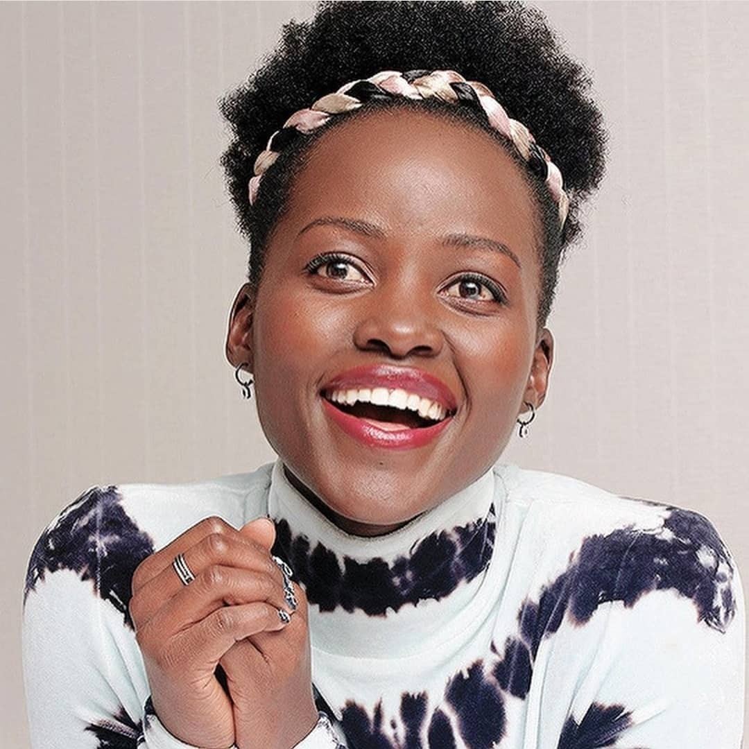 Lupita Nyong'o with black power twist (Photo: Reproduction/Instagram)