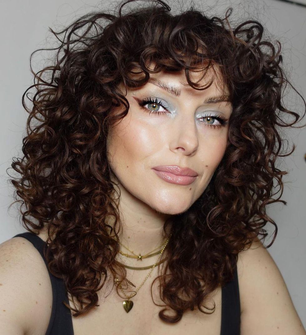 Curly hair illustrating the main hair trends for 2020
