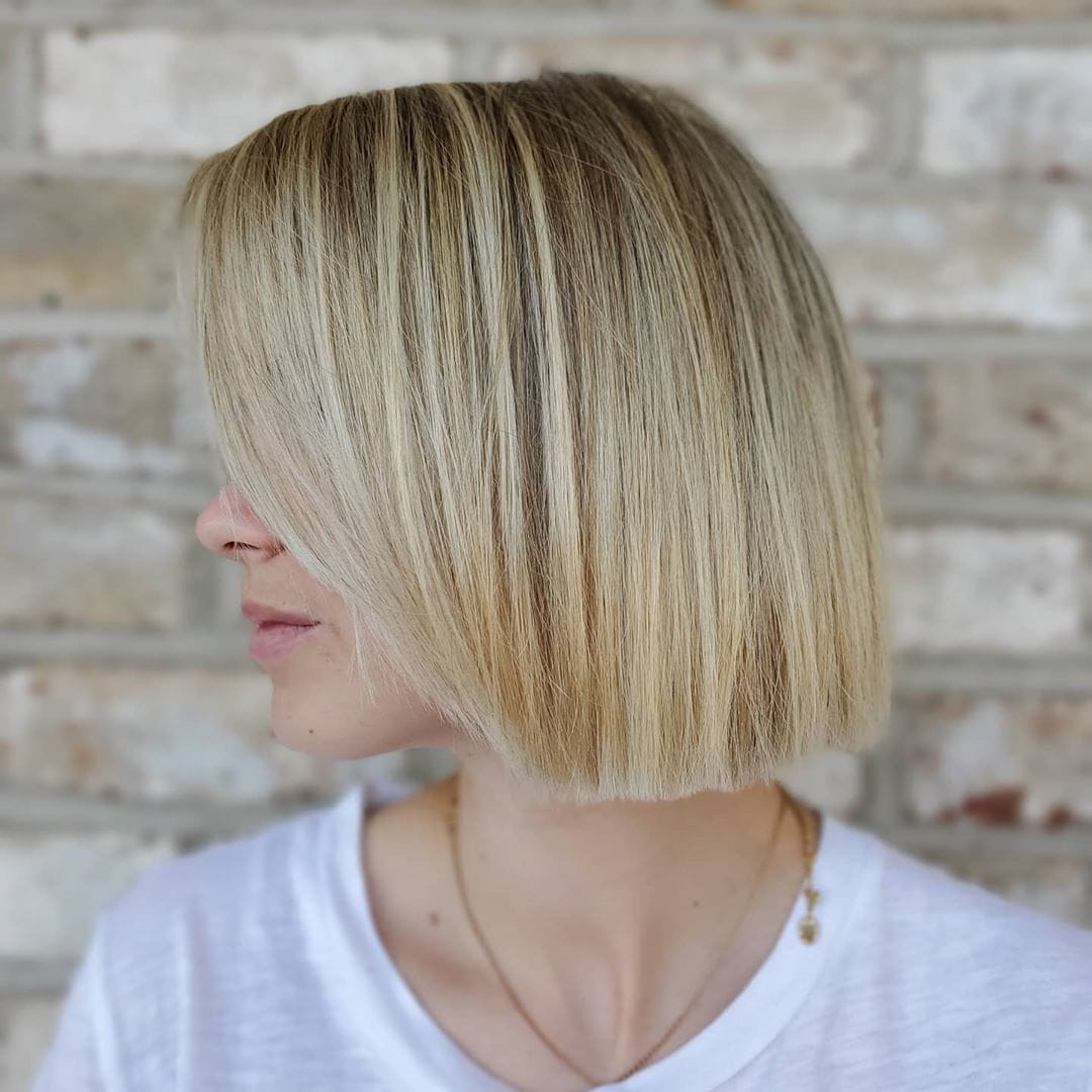 Woman with straight blond hair and straight cut, the famous blunt cut