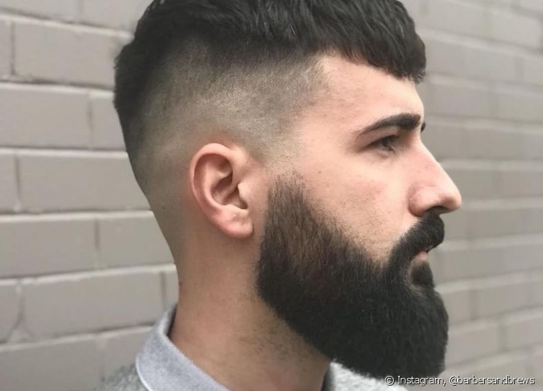 The men's caesar cut is a model inspired by the undercut and, consequently, the military cut that is finished with a fringe and makes the look super different.