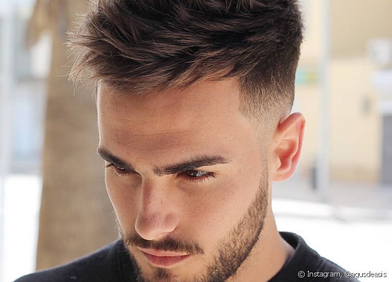 The spike hair is also military-style inspired, with the elongated, frayed top differential with goose bumps styling, which gives a look full of attitude.