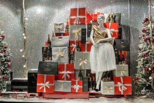 Christmas decoration for clothing store with gift boxes23