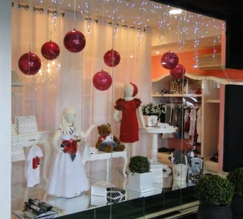 Christmas decoration for clothing store with red balls22