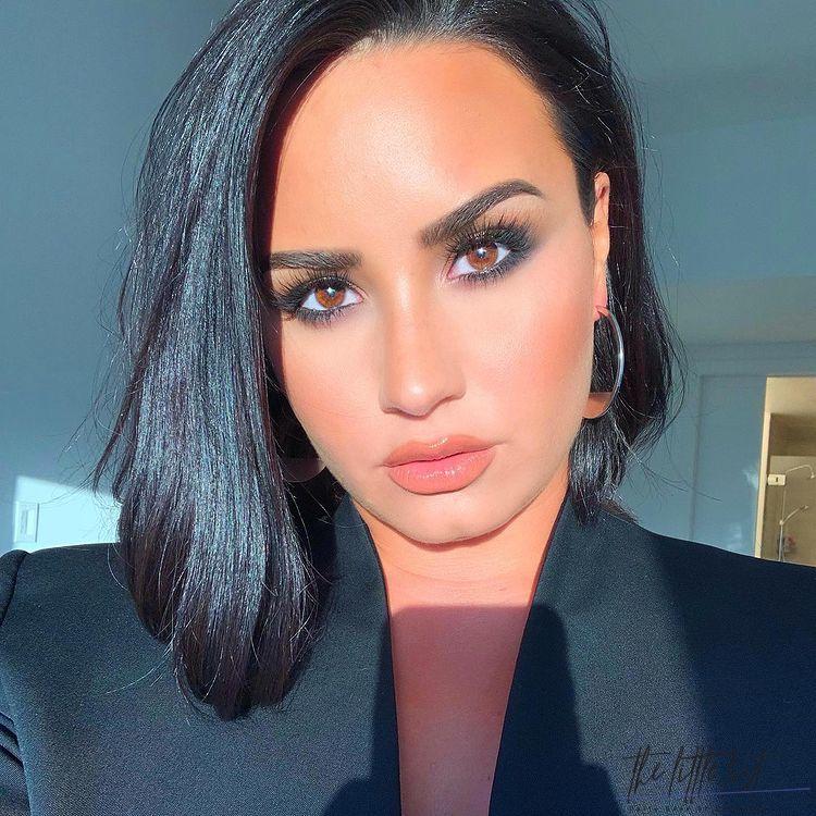 Demi Lovato with short hair for a round face