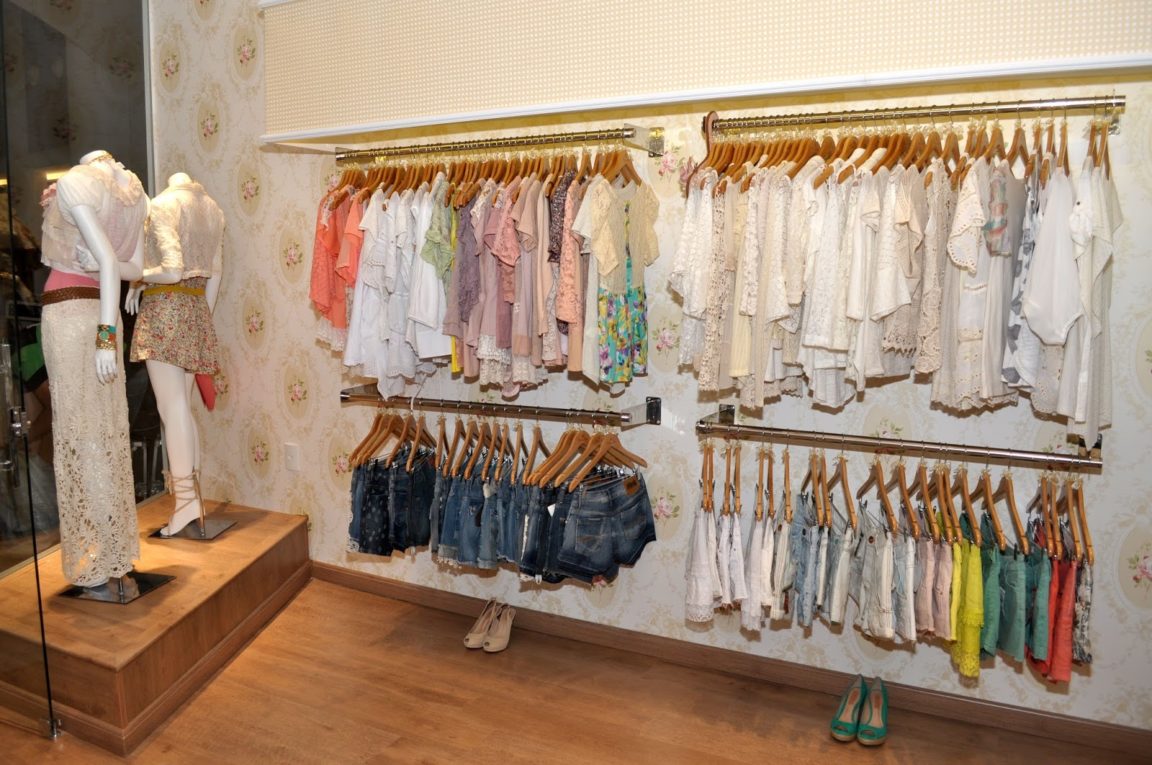 Tips for decorating women's clothing stores