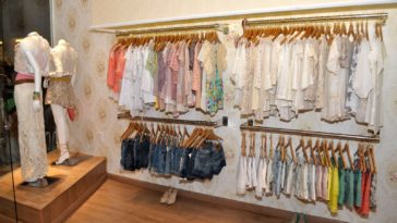 Tips for decorating women's clothing stores
