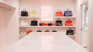 What handbag does Kim Kardashian carry?