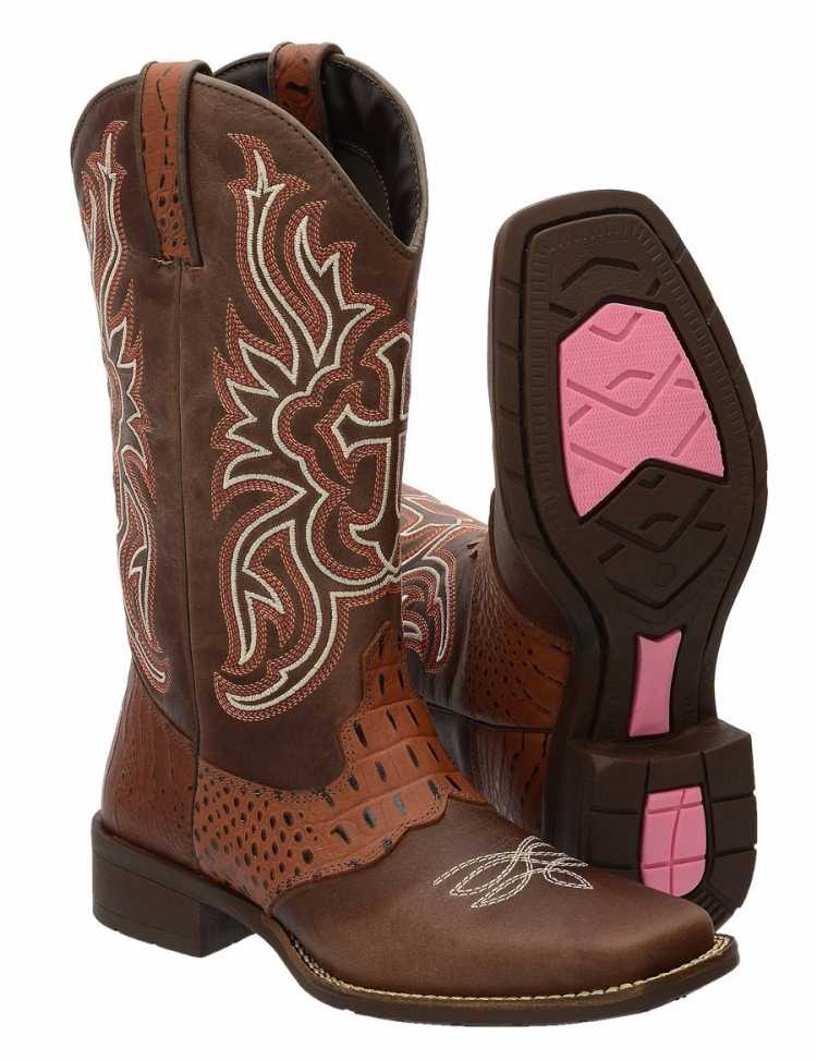 Boot to compose the look of horseback riding
