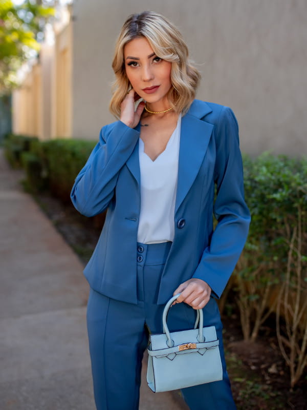 Women's clothes for work: model with a blazer in blue tailoring.