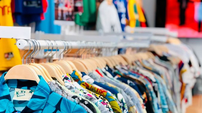 Clothing shopping guide at Feira da Madrugada
