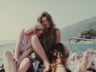 47 short friendship sentences to show your love to friends