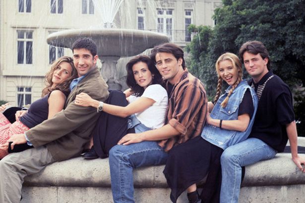 Photo of the six protagonists of Friends sitting on the edge of a marble fountain;  they are lined up with the back resting on the chest of the person behind them;  in order: Rachel, Ross, Monica, Joey, Phoebe and Chandler