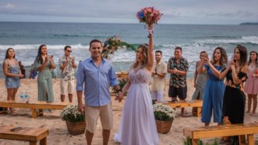 what to wear to a beach wedding guests and grooms in the same photo