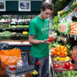How does Instacart shopper pay for groceries?