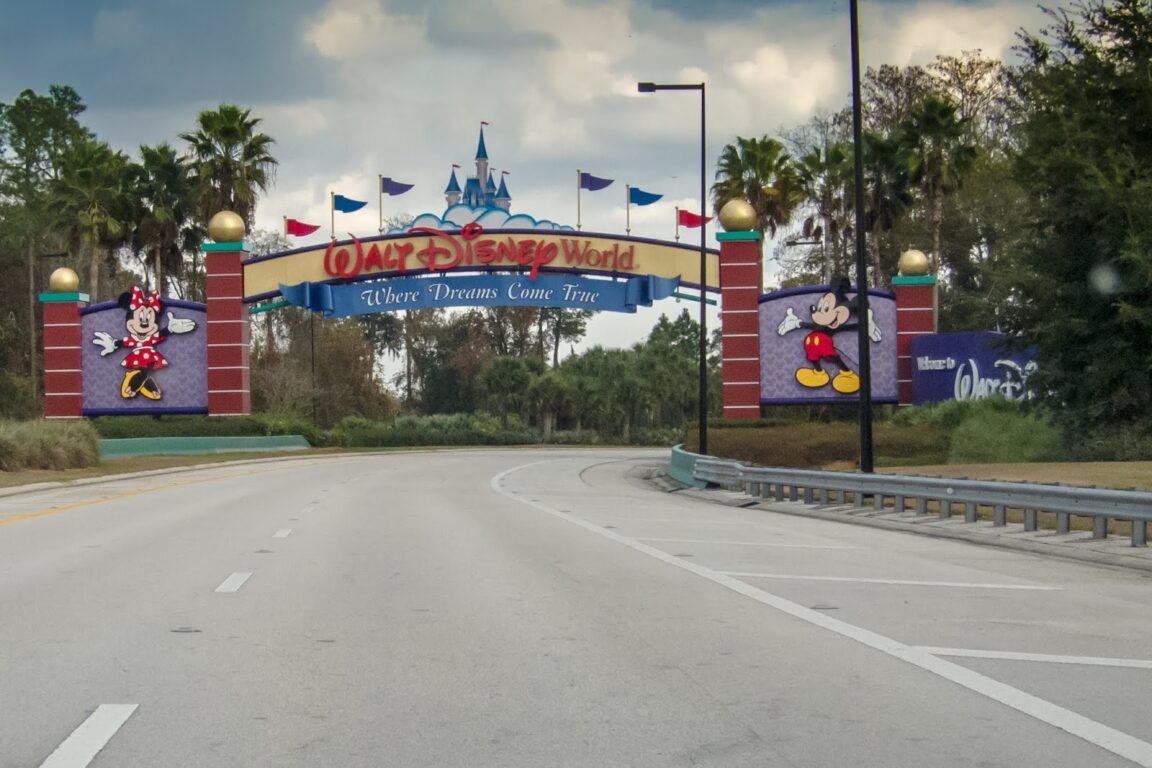 Is there a shuttle from the airport to Disney World?